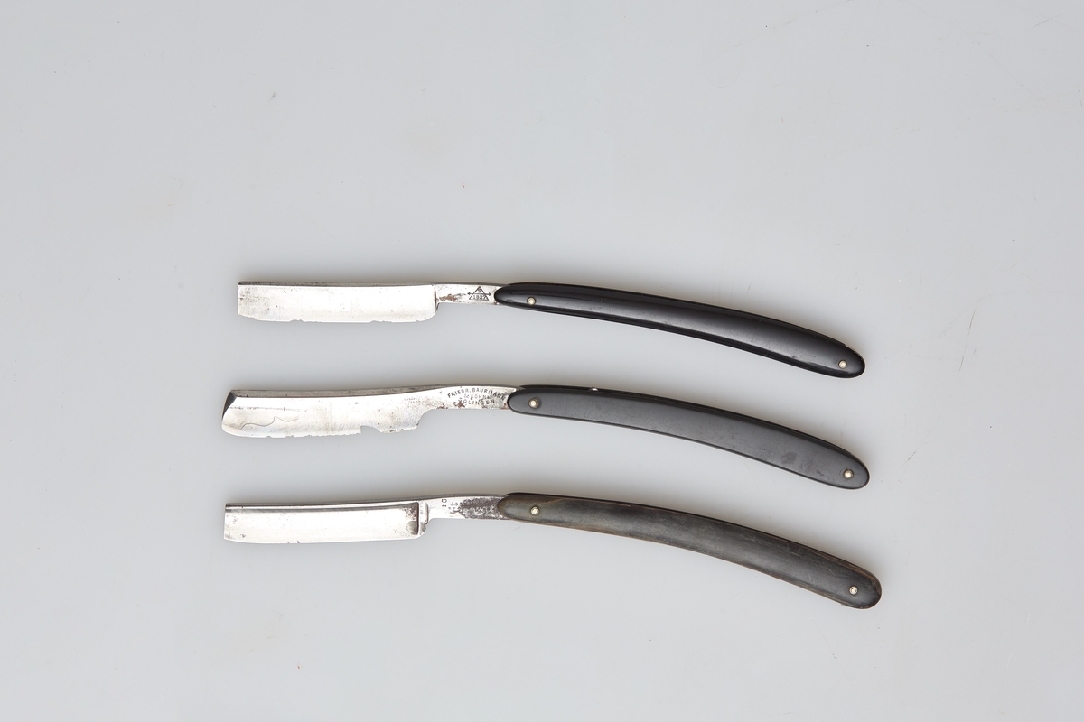 Tre barberkniver (a,b,c). Kniven er rektangulær med avrundet tupp på bladet. Kniven folder seg inn i skaftet.