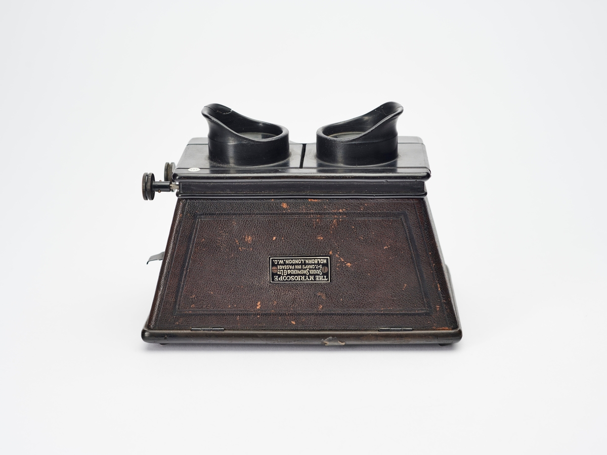The Myrioscope er en stereobetrakter produsert av Sanger Shepherd & Co Ltd. Denne typen betrakter er kjent som en Brewster-type, oppkalt etter den engelske forskeren Sir David Brewster. 
Brewster ble ofte tatt for å være oppfinneren av stereobetrakteren, men selve idéen kreditererte han Mr. Elliot, en "Teacher of Mathematics" fra Edinburgh, som i følge Brewster hadde idéen om en stereobetrakter helt fra tidlig 1820-tallet. Betrakteren var konstruert for å se på tegninger først i 1839, samme året fotografiet ble oppfunnet. 
Året før konstruerte den engelske fysikeren Charles Wheatstone (1802-75) mest sannsynlig det første hjelpemiddelet for å se to nesten like tegninger tredimensjonalt. Wheatstones betrakter hadde et helt annet design enn Mr. Elliot og Brewster, som begge hadde en slags kassekonstruksjon, mens Wheatstones stereoskop hadde et mer åpent system. 
Etter fotografiets inntog og tsjekkeren Ludwig Moser (1822-1916) produksjon av stereofotografier, kom Brewster på banen og laget en forbedret stereobetrakter med prismelinser. Denne typen stereobetrakter ble produsert av flere og kjennes, som allerede nevnt, som en Brewster-type.