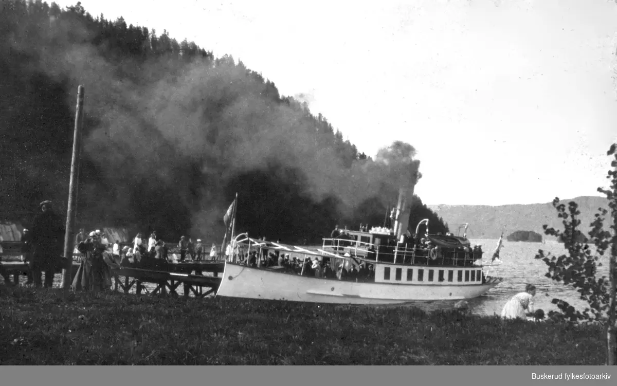D/S Ringerike  ved kai på Svangstrand. D/S Ringerike ble bygget i 1903.Båten hadde plass til 120 passasjerer. D/S Ringerike gikk i rute mellom mellom Sundvollen og Svangstrand, og periodevis med stopp i Øverskogen i Lier, Nes i Utstranda, Svensrud og Helgelandsmoen.
