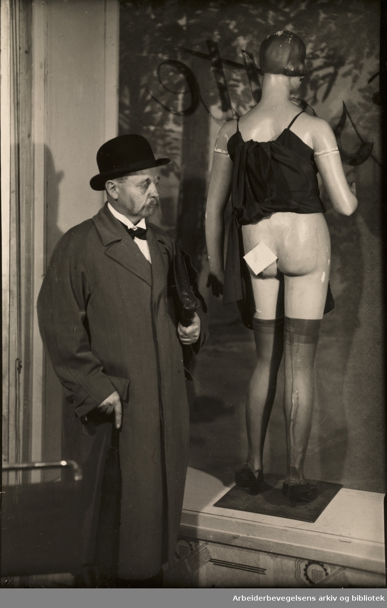 Egil Hjorth-Jenssen i stykket "Min søster og jeg" på Carl Johan Teatret, 1938.