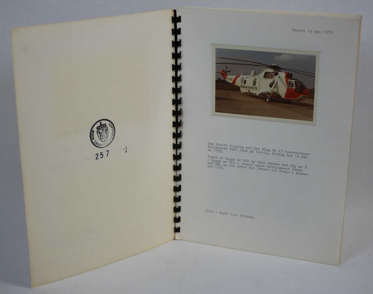 Fotoalbumet inneholder 5 foto av Sea King nr 060, 3 i farger og 2 sort/hvit.