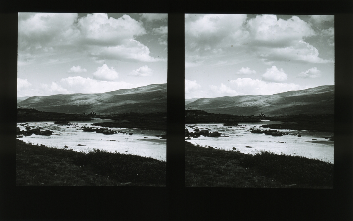Landskap, Dovrefjell. I sentrum av bildet ligger et lite hus foran fjelllandskapet. Tilhører Arkitekt Hans Grendahls samling av stereobilder.
