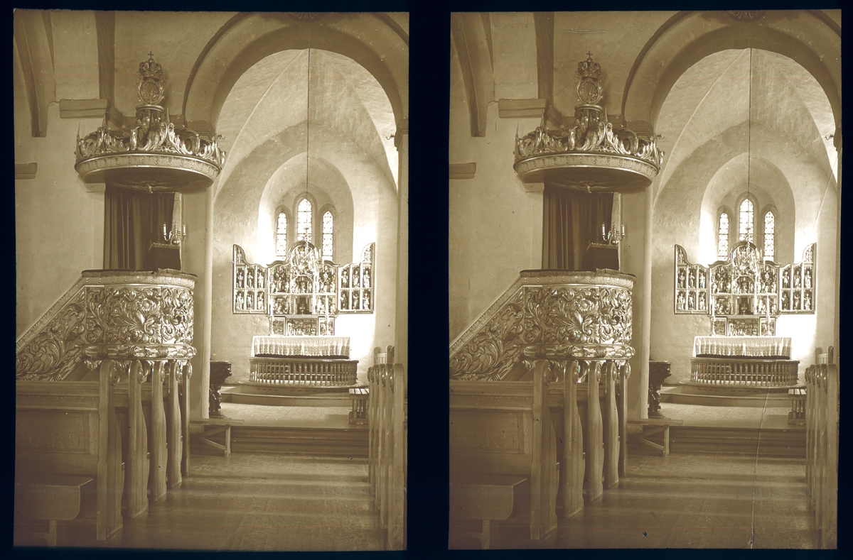Interiør, Ringsaker kirke, steinkirke fra 1100-tallet. Prekestol med baldakin, laget av Lars Jensen Borg i 1704, og altertavle laget av Robert Moreau på 1500-tallet. Tilhører Arkitekt Hans Grendahls samling av stereobilder.