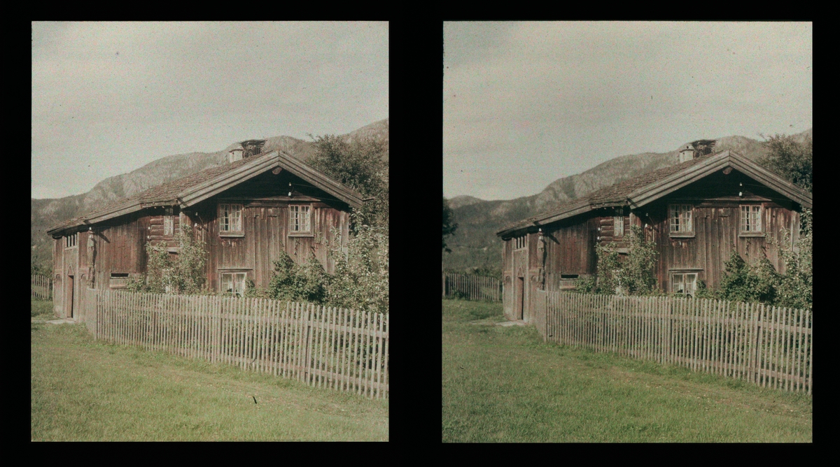 Våningshus med inngjerdet hage. Tilhører Arkitekt Hans Grendahls samling av stereobilder.