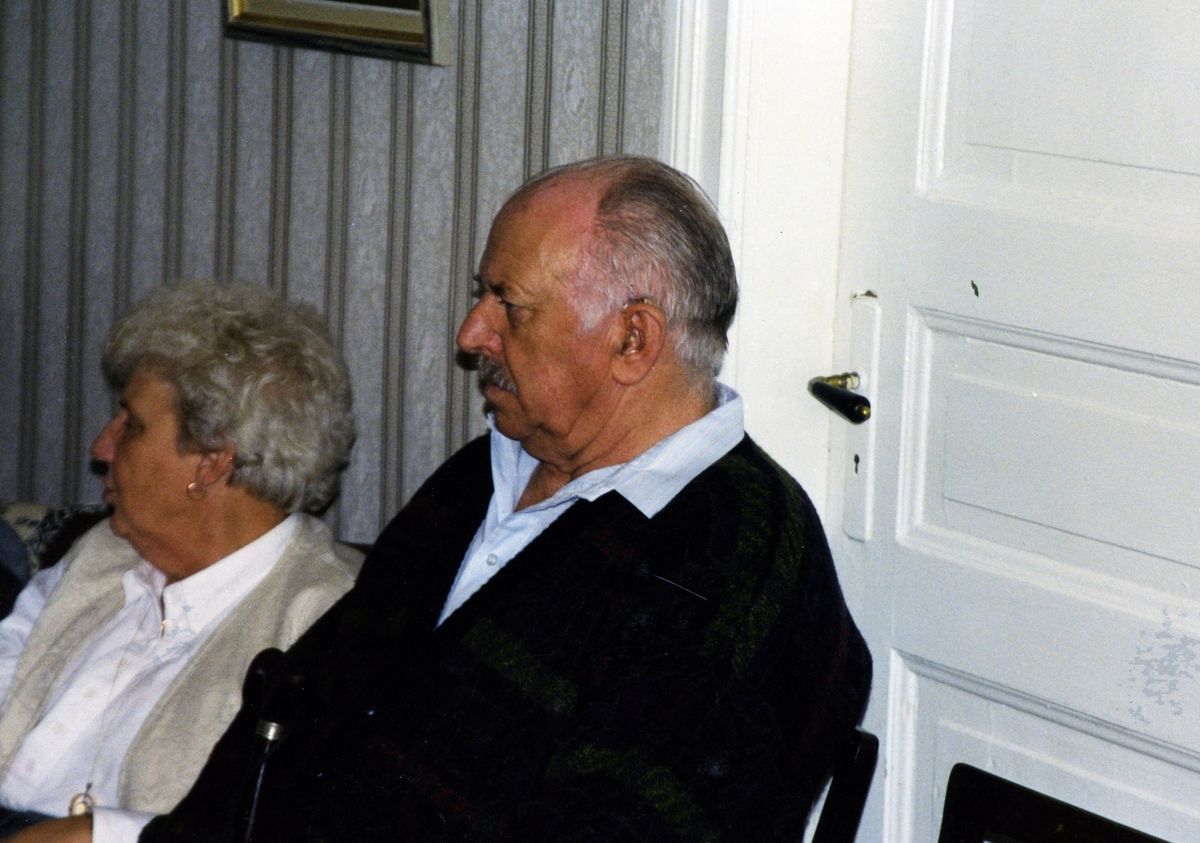 SV Kulturprogram "Skivor till kaffet" i Vommedal Västergård cirka 1998 - 1999. Från vänster: Britt-Inger Svensson och Olle Bengtsson (1918 - 2006). Relaterade motiv: A2785 - A2788.