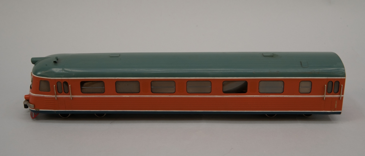 Modell i skala 1:50 av motorvagn Y0a2B, X9B, manöverenhet
Orange med grågrönt tak

Kallades i folkmun Paprikatåget.