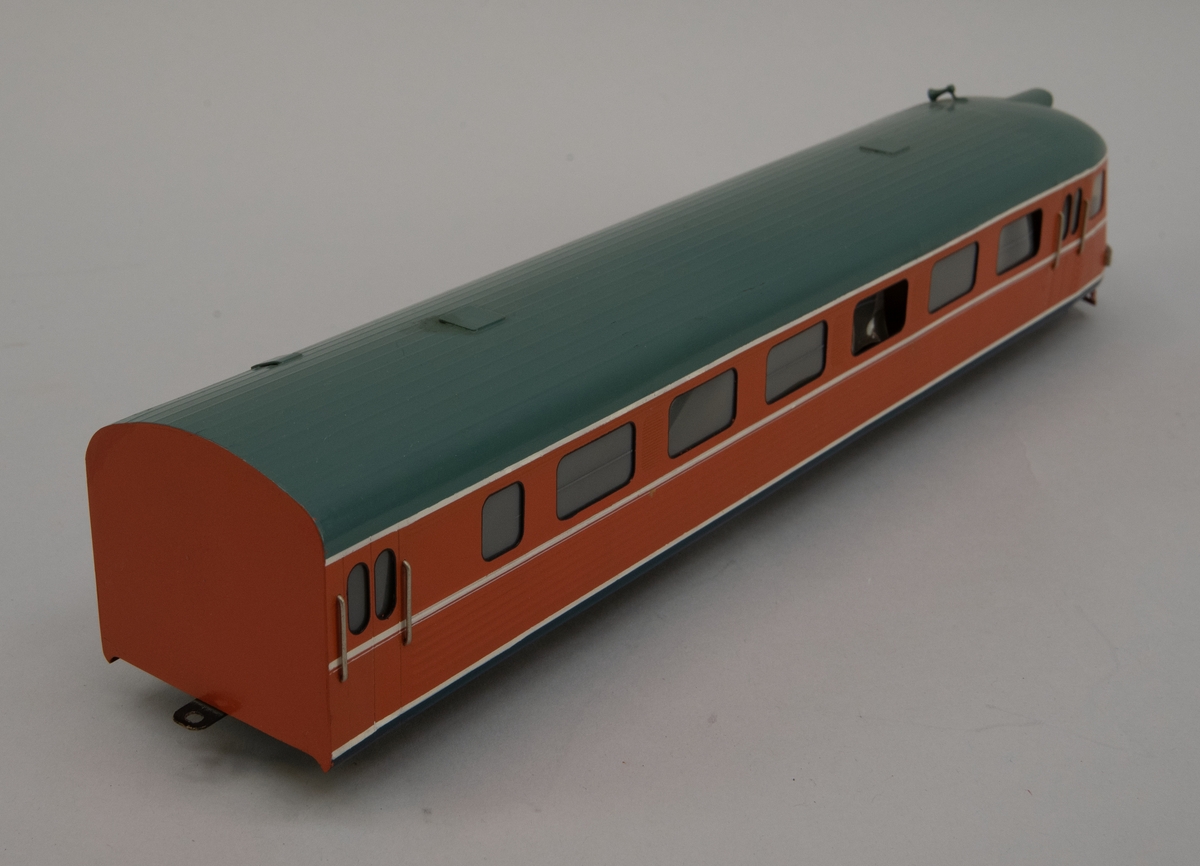 Modell i skala 1:50 av motorvagn Y0a2B, X9B, manöverenhet
Orange med grågrönt tak

Kallades i folkmun Paprikatåget.