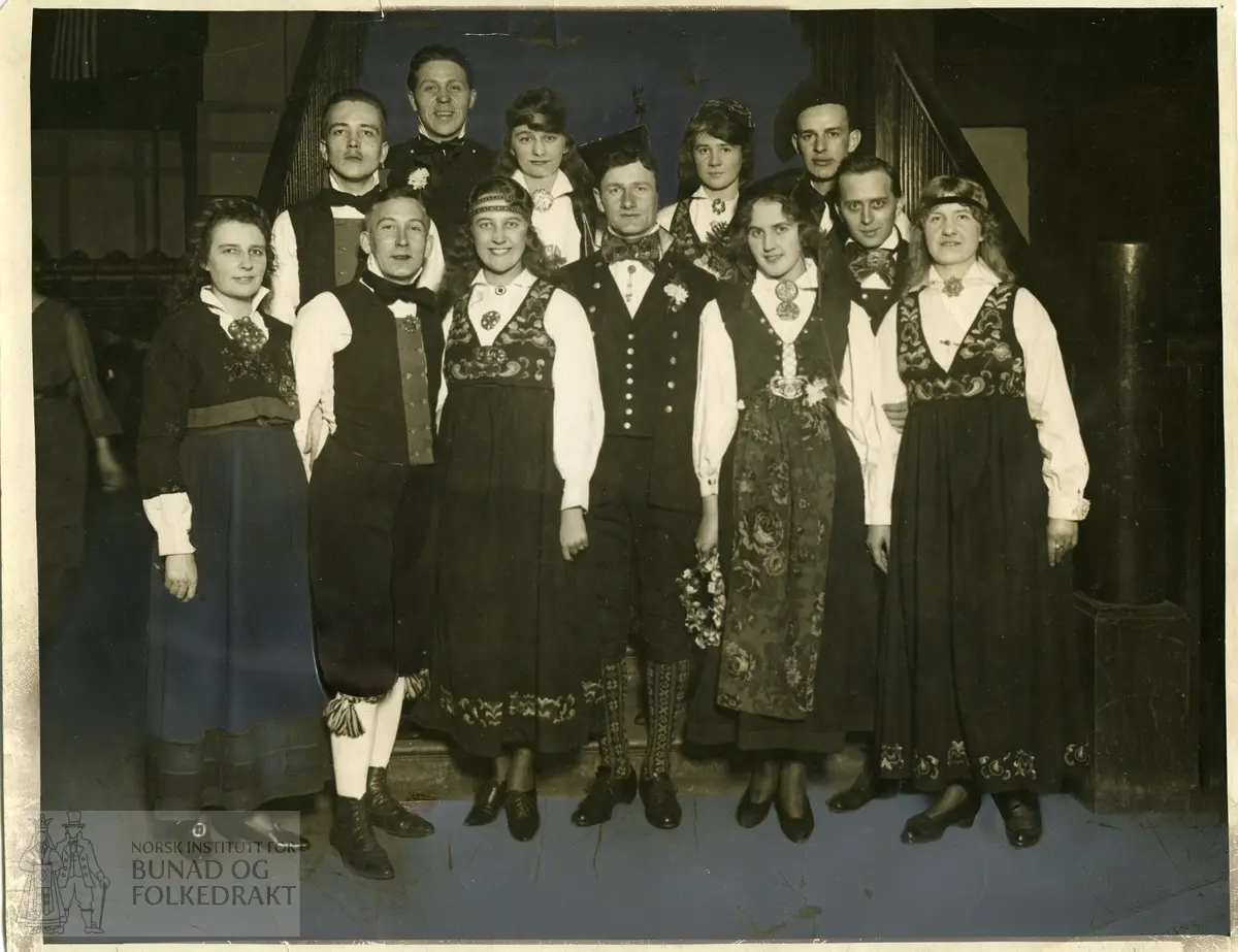 Menn og kvinner i den norske leikarringen i Chicago.  Klara Semb ytterst til venstre.
