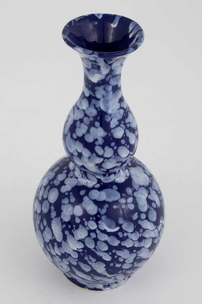 Kalebasformet vase med blå glasur (bleu persan) "marmorert" med hvite flekker.