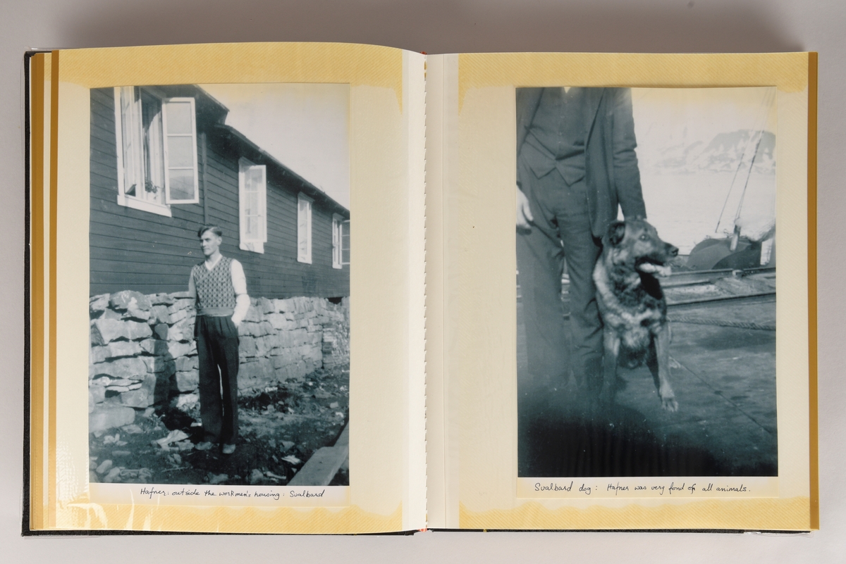 Fotoalbum med kopier av dokumenter og trykk av bilder. Alle sider er dekket med en plastfolie.