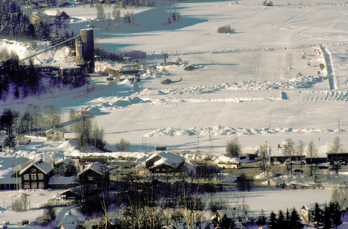 Lillehammer.  Midlertidig helikopterlandingsplass på Jorekstadmoen.  Utsikt mot vest fra nedenfor Balberg gård.