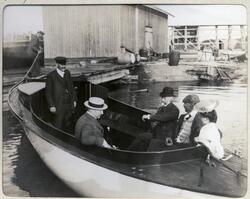 Fire menn og én kvinne i motorbåt på vei fra Ruttois over in