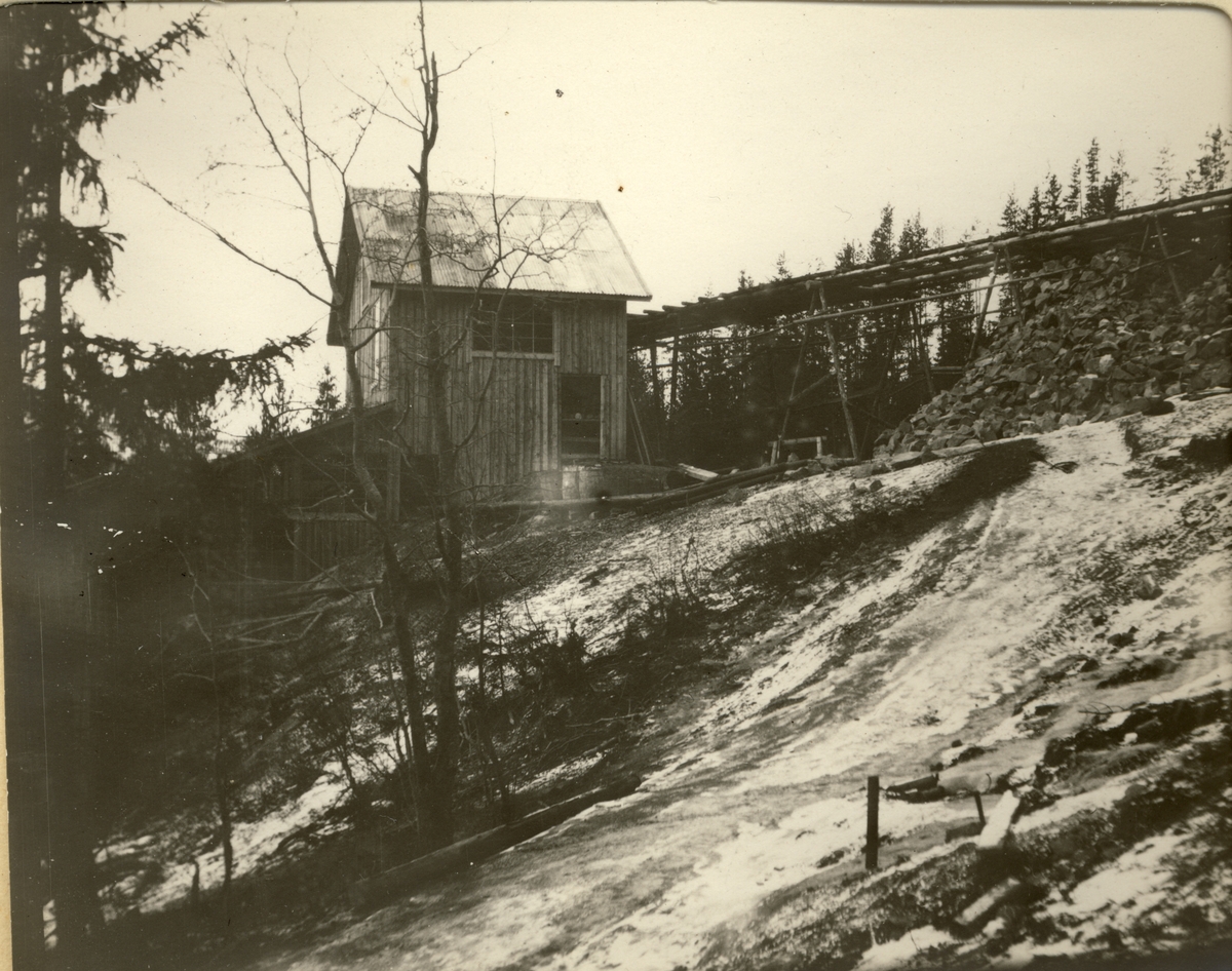 Fra A/S Tinnsjø Kobberminer på Vasstveit, Hovin i Telemark. Vaskeriet ved enden av transportbanen. Til høyre ligger en malmhaug. Fotografert april 1909.