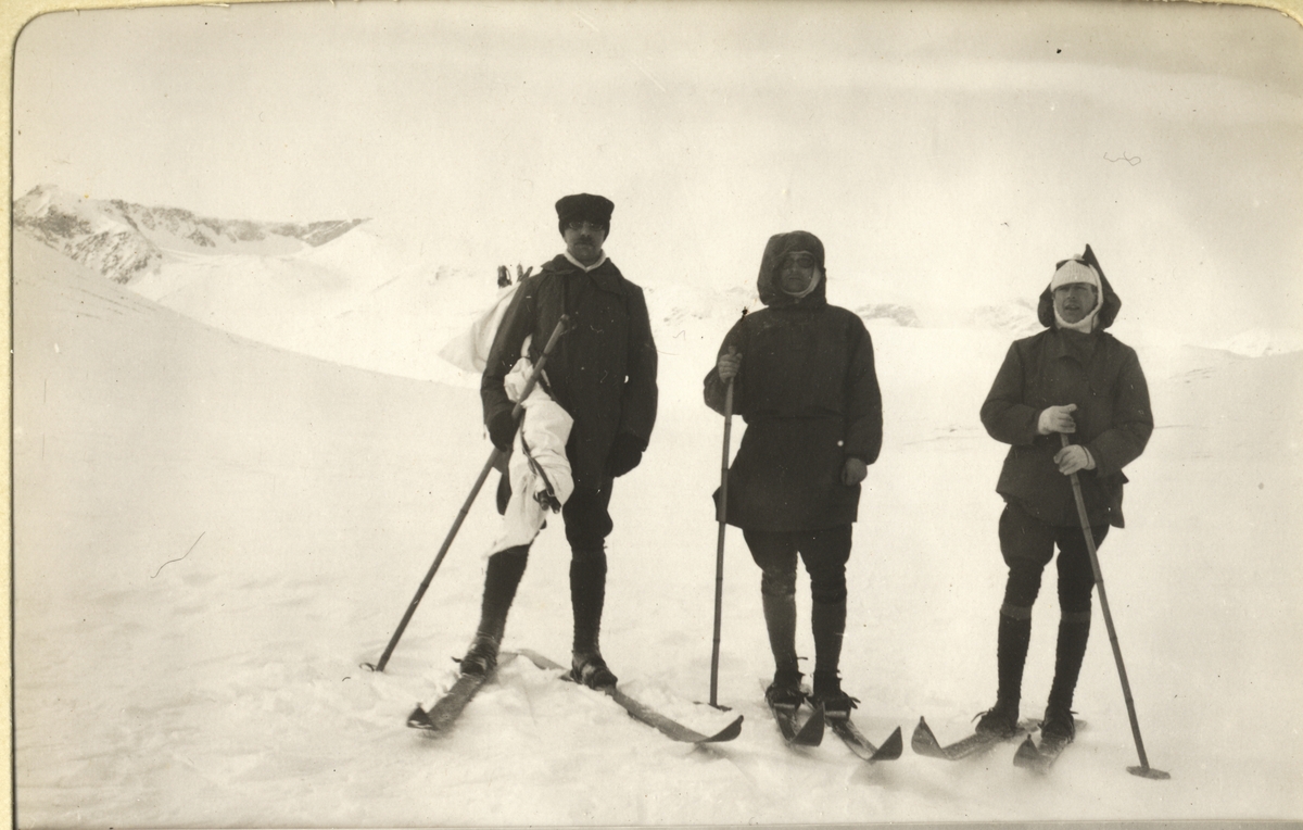 Tekst fra album: 1910 Paaskeskitur til Rusboden. Paa Rusvand. - Bogstad ...