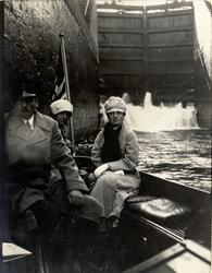 Nils O.Y. Fearnley, Ingeborg Fearnley og Nini Egeberg i båt 