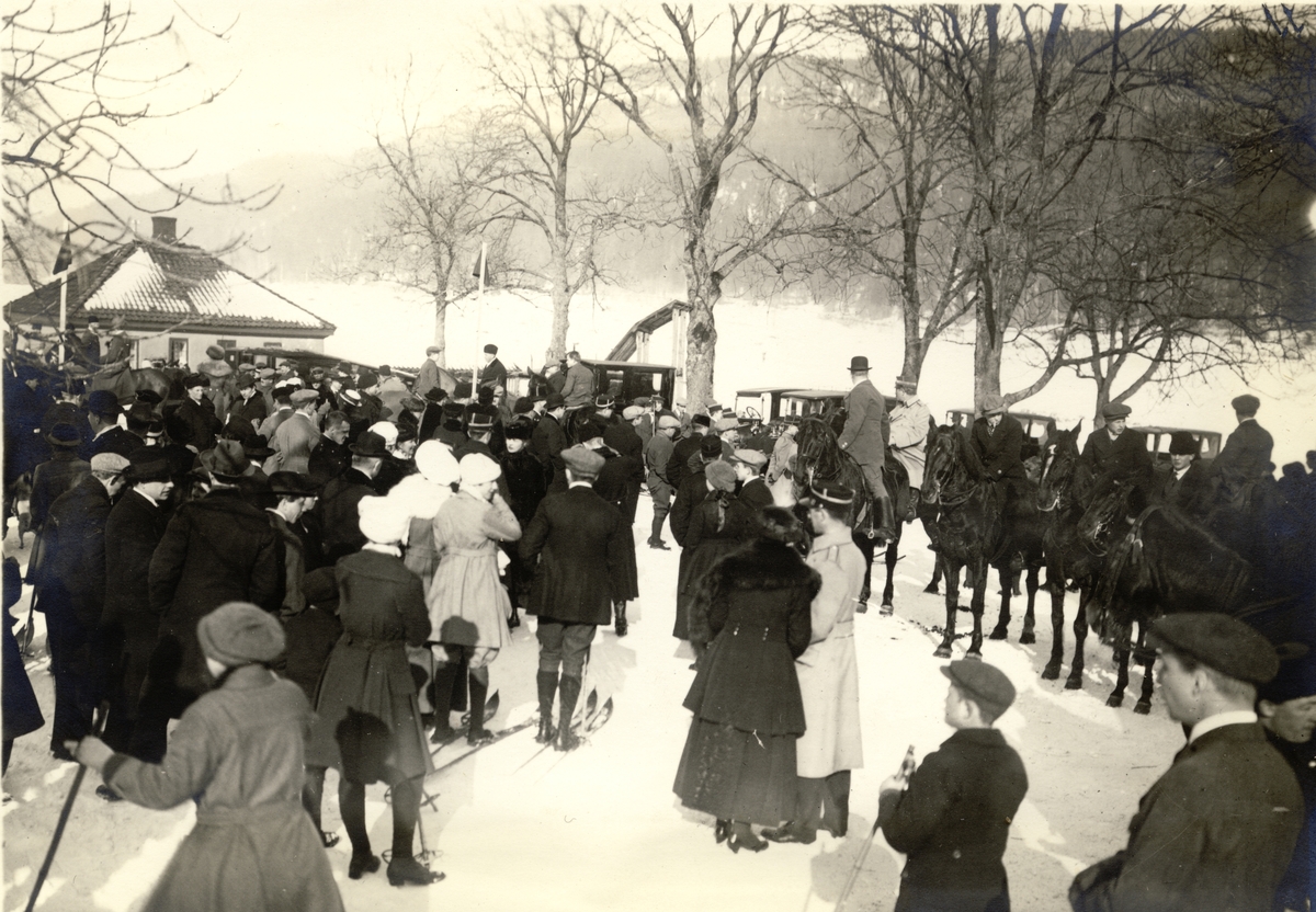 Deltakere og tilskuere samlet til De Norske Officerers Rideklubs vinterterrengritt, antagelig i Drammen. Klubben ble etablert i 1880. Fotografert 1917.