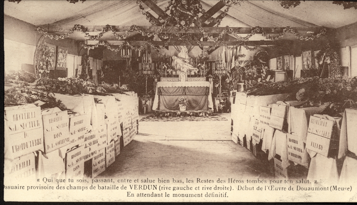 En midlertidig kirkegård og minnesmerke for falne soldater under slaget 1916 i Verdun, Frankrike. Antagelig et postkort kjøpt under en rundreise i Frankrike 1922.