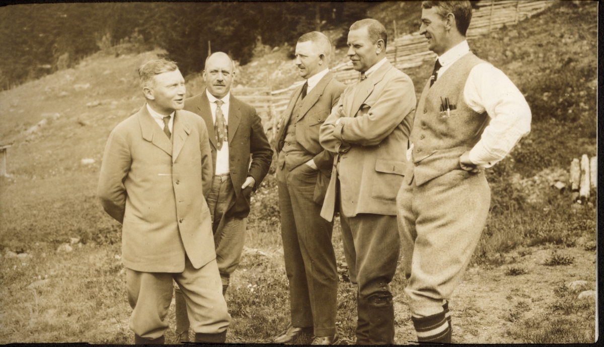 Fem menn på fløtningsinspeksjon ved Langlia i Hønefoss. Fra venstre Carl Løvenskiold, Kildahl, G. Sibbern, Kiær, og Lange. Fotografert 1922.