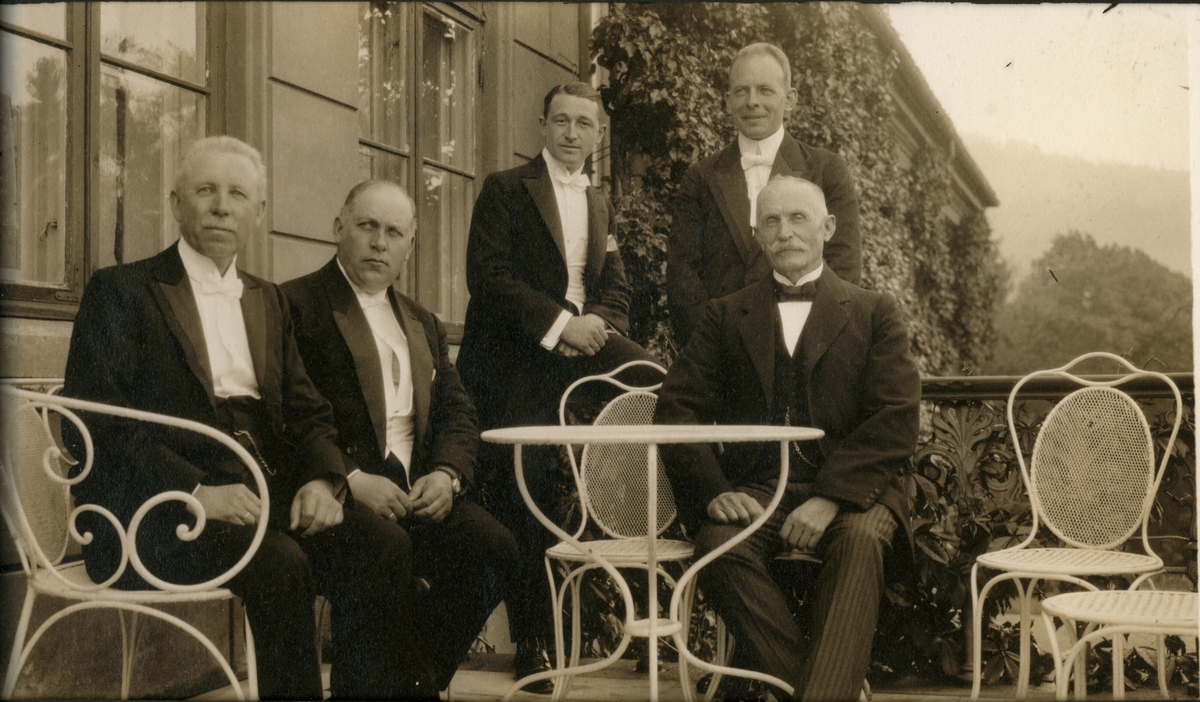 Funksjonærer i Westye Egeberg & Co samlet på verandaen til Bogstad gård. Fra venstre H. Schatvet, A. Astrup, O. P. Moe, N. Opsahl og P. Braaten. Fotografert juli 1923.