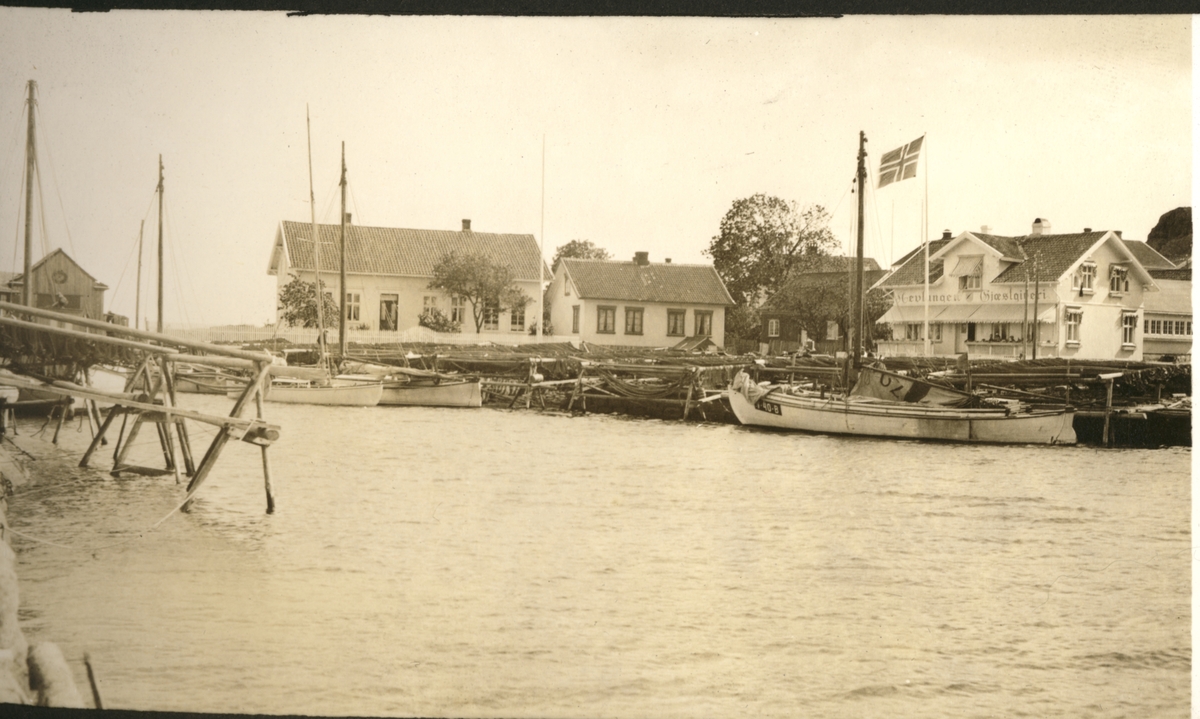 Småbåthavnen i Nevlunghavn. Til høyre ligger Nevlungen Gjæstgiveri med flagget til topps. Fotografert 1923.