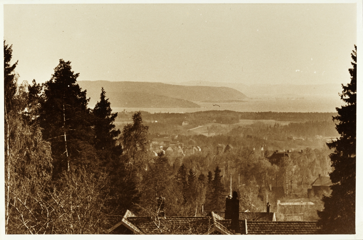 Utsikt mot Nesodden fra konsul Aspelins villa på Slemdal i Oslo.