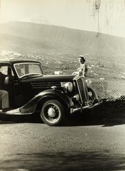 Evelyn Løvenskiold står ved bil på utsiktspunkt på Tenerife.