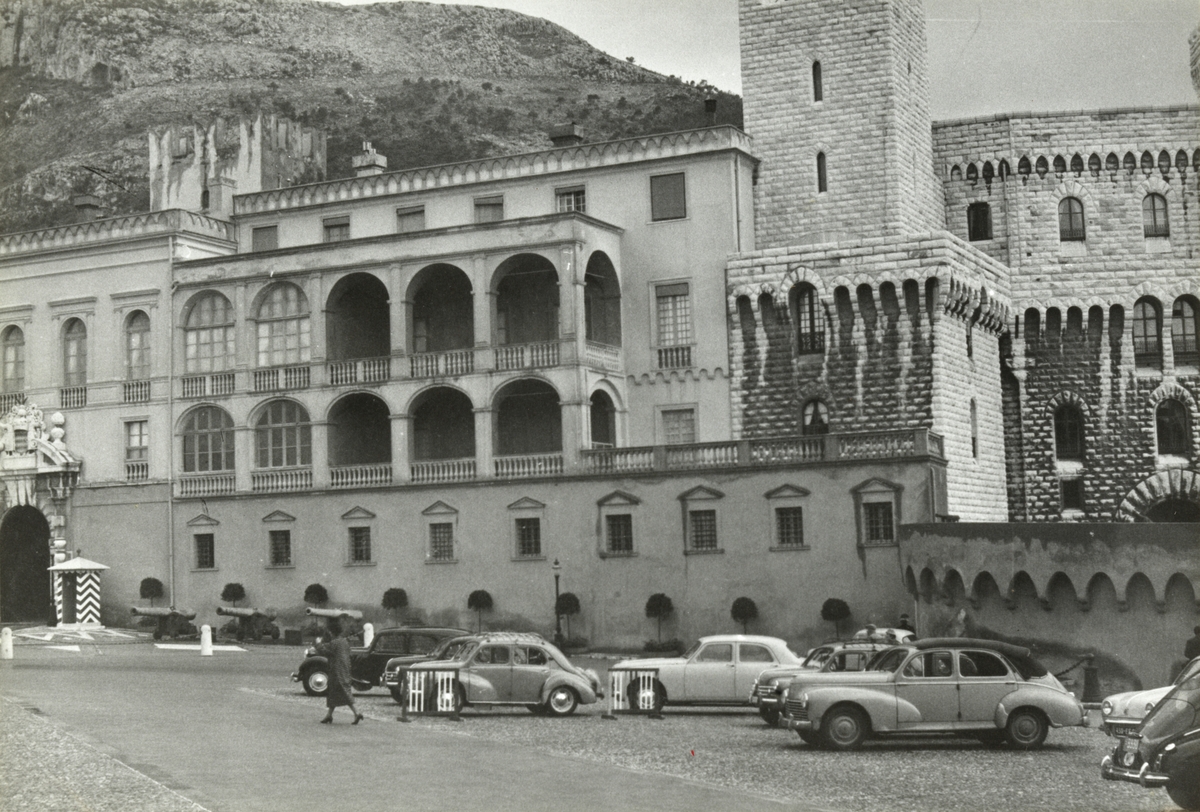 Fasaden på fyrstepalasset i Monaco. Fotografert under cruise i 1956.