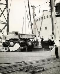 Lossing av lastebiler på Langbrygga, mars 1957.