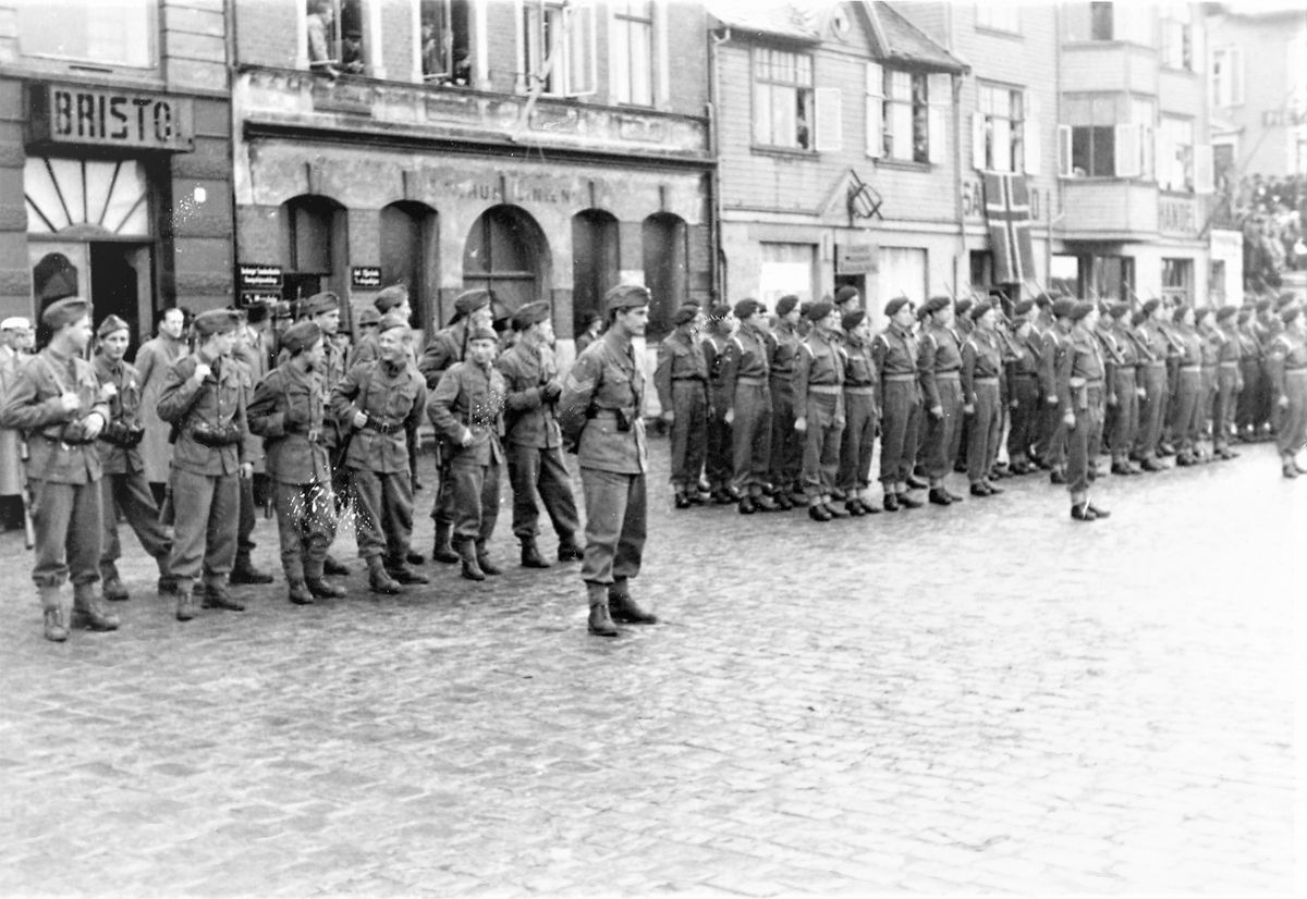 Feiring av freden 1945. På kaien foran Hotell Bristol: Den 29. mai kom de norsk-svenske politistyrkene til Haugesund. Til venstre i bildet er disse styrkene oppstilt, på høyre side står de britiske styrkene.