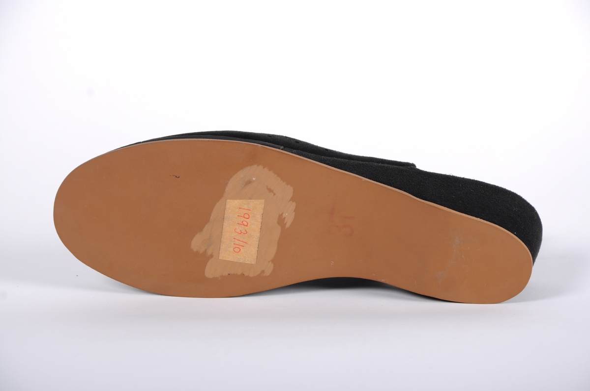 Sort slingback sko m/kilehel, semsket skinn, perforert dekor i tåkappe. Kun èn sko, ingen motpart.
