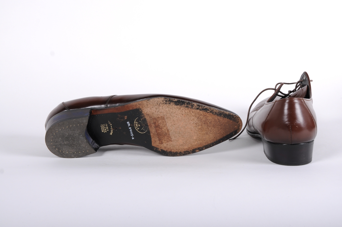 Brune snøresko, sort lærsåle, gummi hel. Et par sko i eske m/lokk og pose, merket HM.04108-1 til HM.04108-4