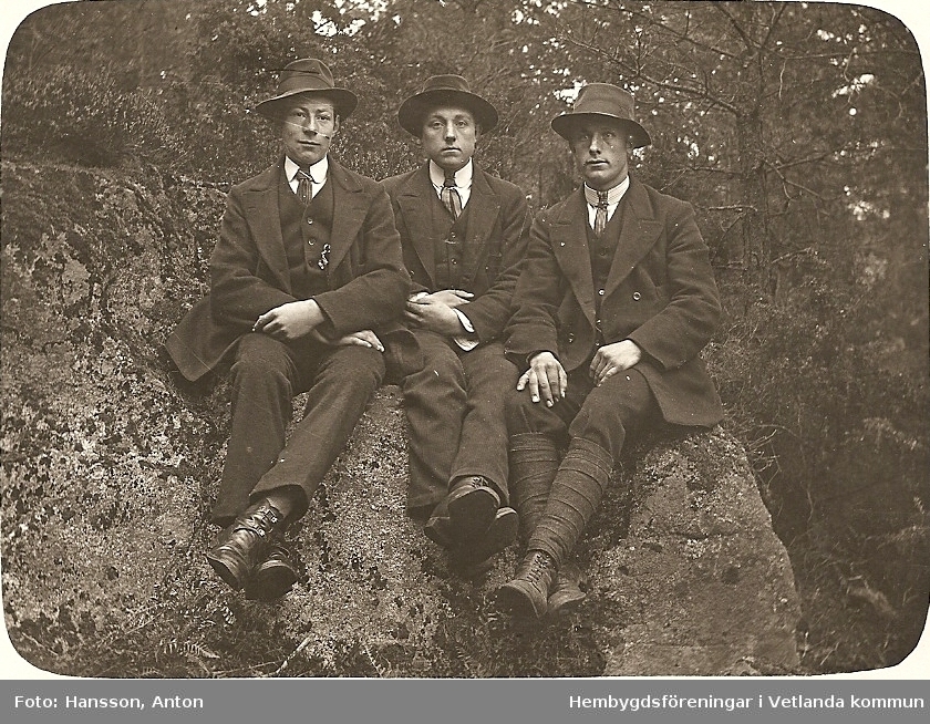 Tre män på en sten. 
Fröderyds Hembygdsförening