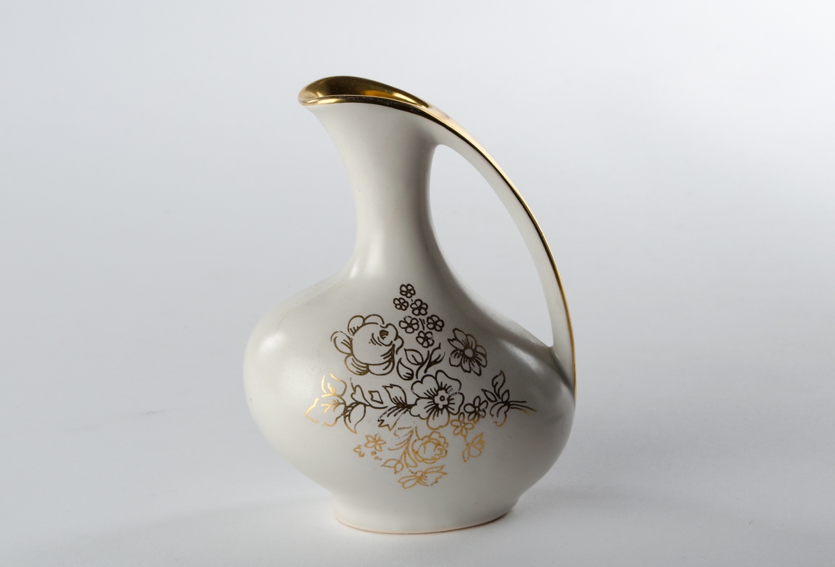 Vase, hvit med gull dekor.