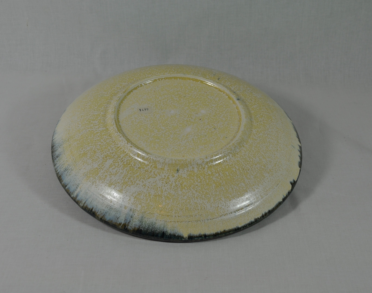 Serveringsfat i keramikk med beige, gul, og blå virvel. Håndglasert, ru/grov overflate.