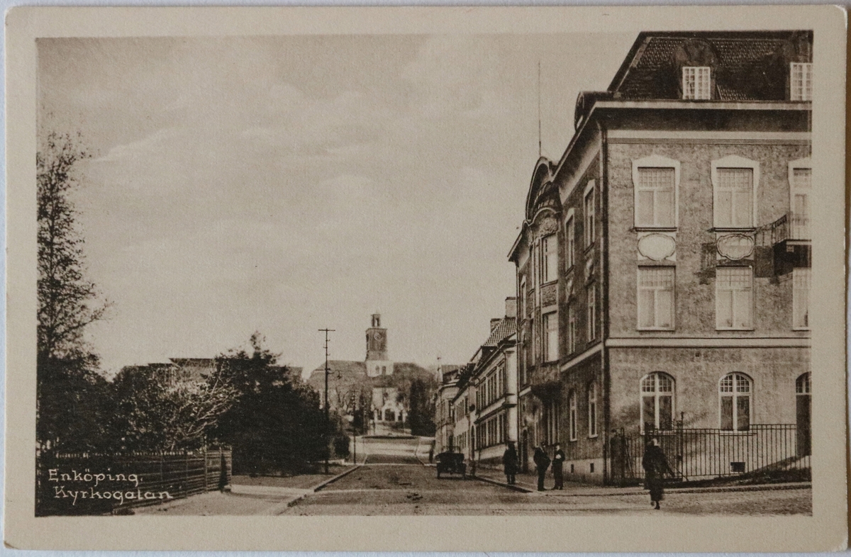 Kyrkogatan, Enköping.

Vy från korsningen Kyrkogatan – Rådhusgatan med gamla Postkontoret till höger i bild.