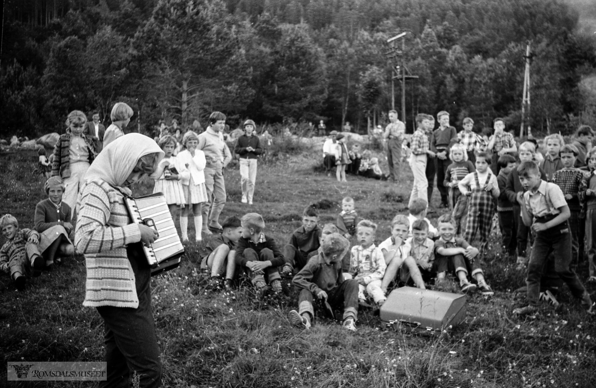 .Negativrull merket "Jonsok 1960, Bryllupsdag 1960, Elevkveld ?, Avsluttning Strandheim, Birøkterkurs 1960, hyttetur, Musikkens Venner Ålesund 1960".