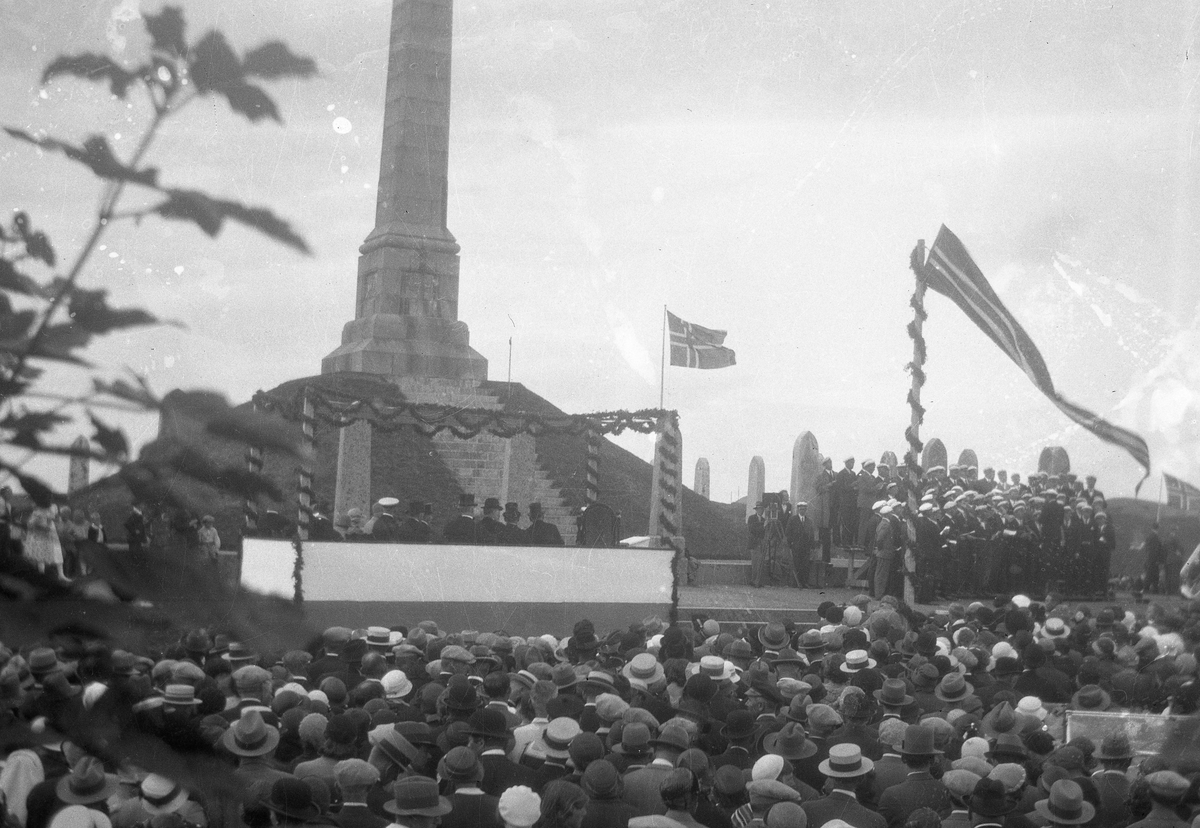 Haraldsstøtta under kong Haakon VIIs besøk i Haugesund, 17. juli 1933.  Festkomiteen og kongen på tribunen ved monumentet.