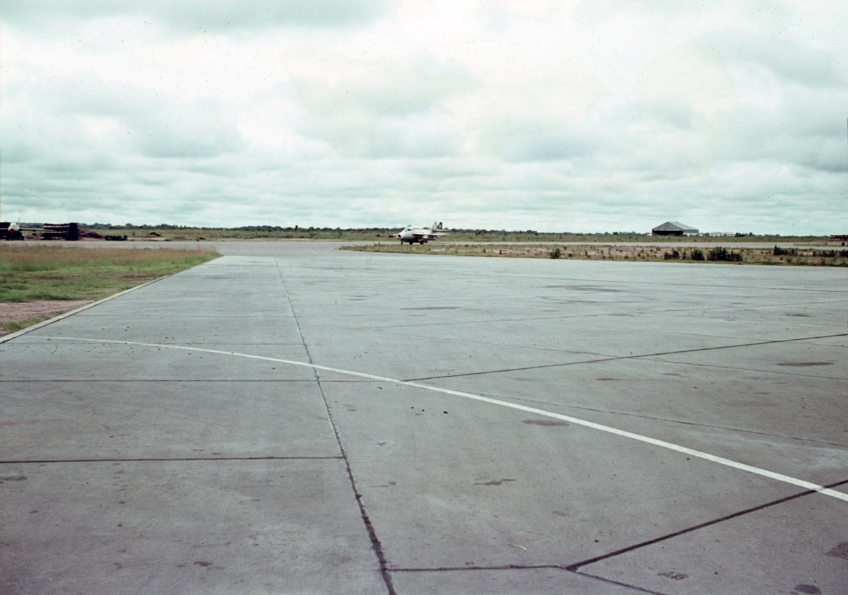 Flygplan Saab 29 Tunnan med FN-märkning taxar in på flygbasen i Kamina efter flygning under Kongokrisen, 1962.