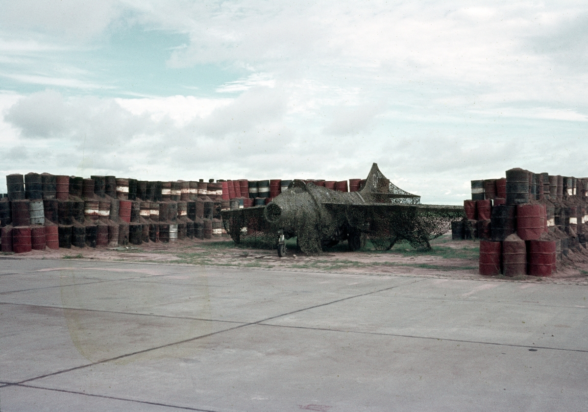 Flygplan J 29 med FN-märkning under kamouflage på flygbasen i Kamina under Kongokrisen, 1962. Översiktsbild.