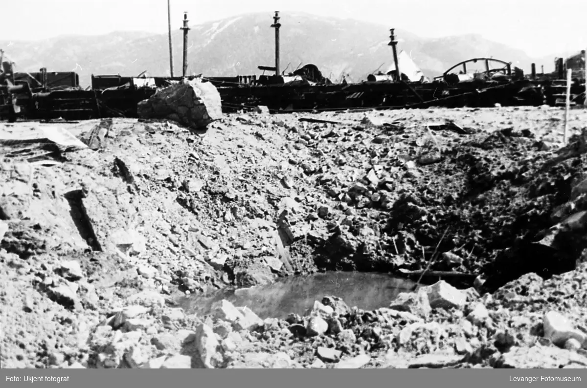 Bombekrater i Namsos, etter bombingen i 1940.