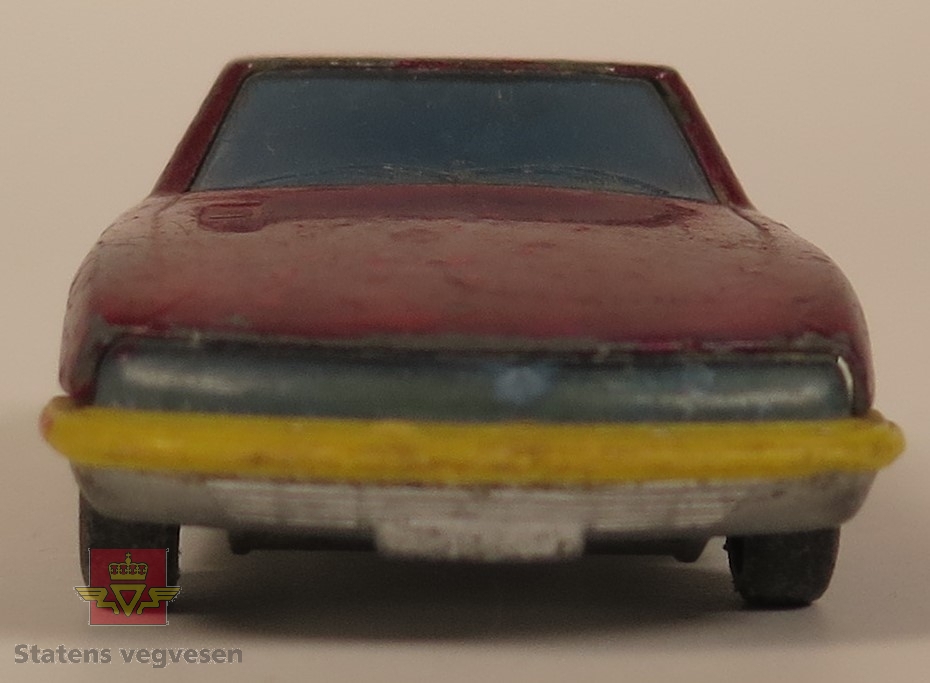 Hovedsakelig rød Citroen SM med gul fremfanger. Modellen er hovedsakelig laget av metall. 
Skala 1: 43.