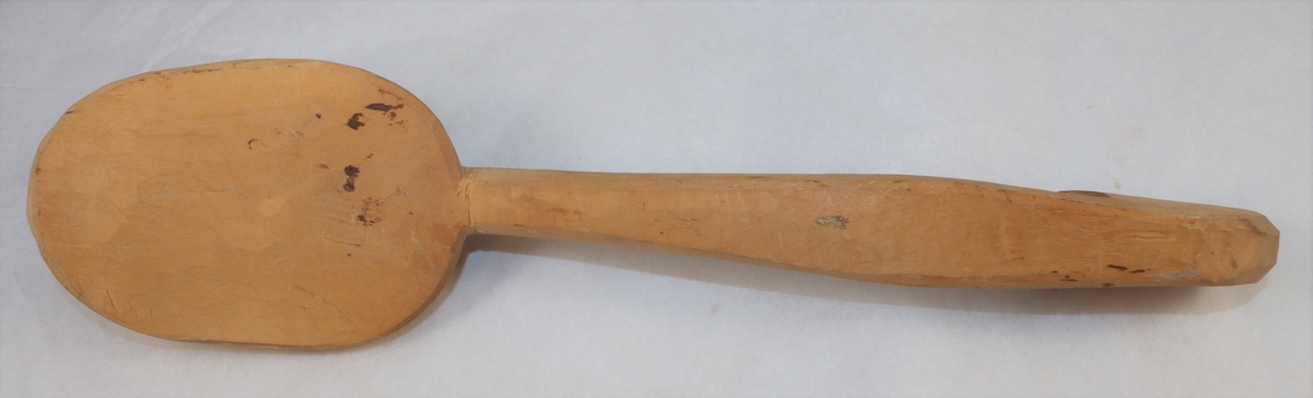 Træske og træösearbeide (12303 - 12312).
De forskjellige utviklingsstadier under arbeidet av træskeer og træöser samt de redskaper som blev benyttet til dette arbeide. 

12308 - Det samme tilspikket med kniv.