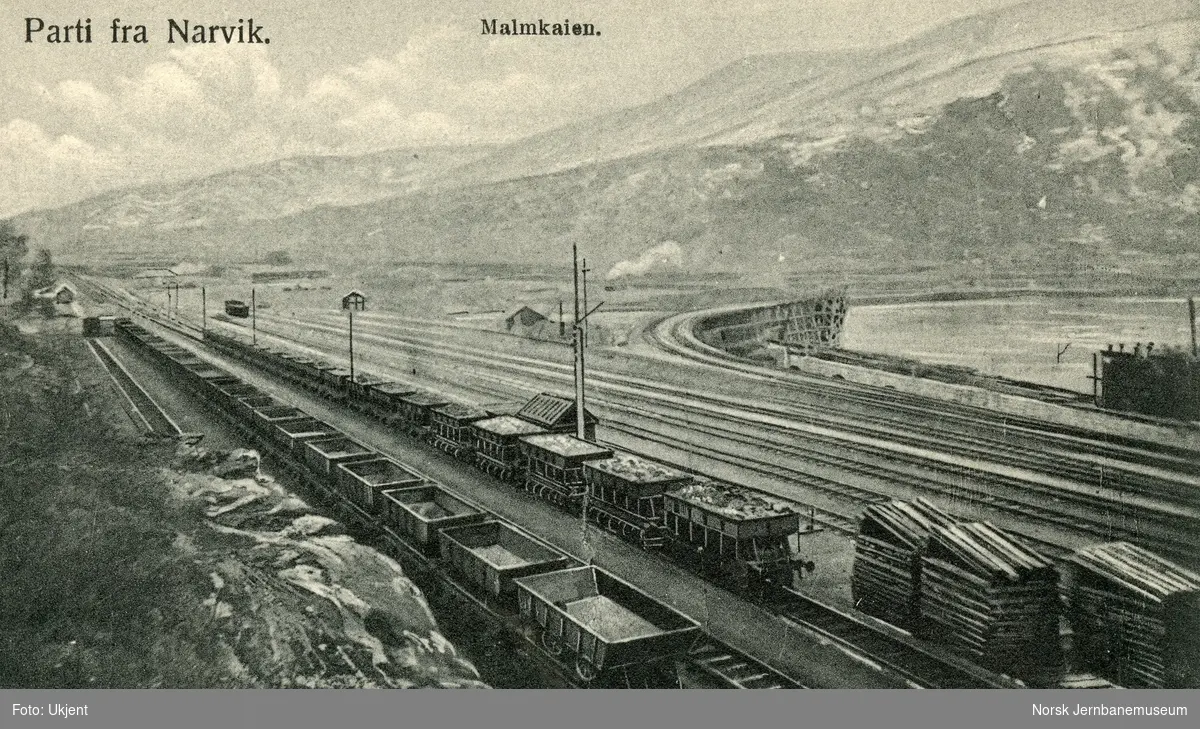 Malmkaien i Narvik med tomme og lastede malmvogner