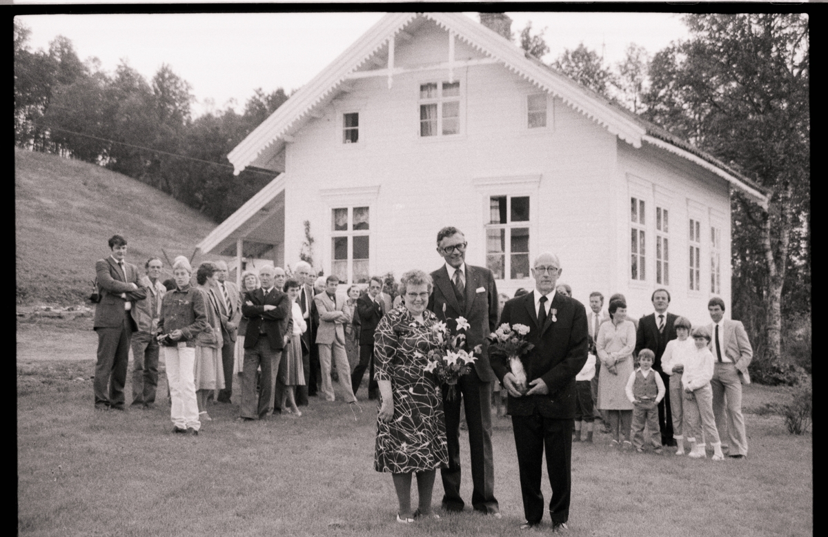Herleiv Lunde fotografert sammen med flere andre utenfor huset på Grytøya.