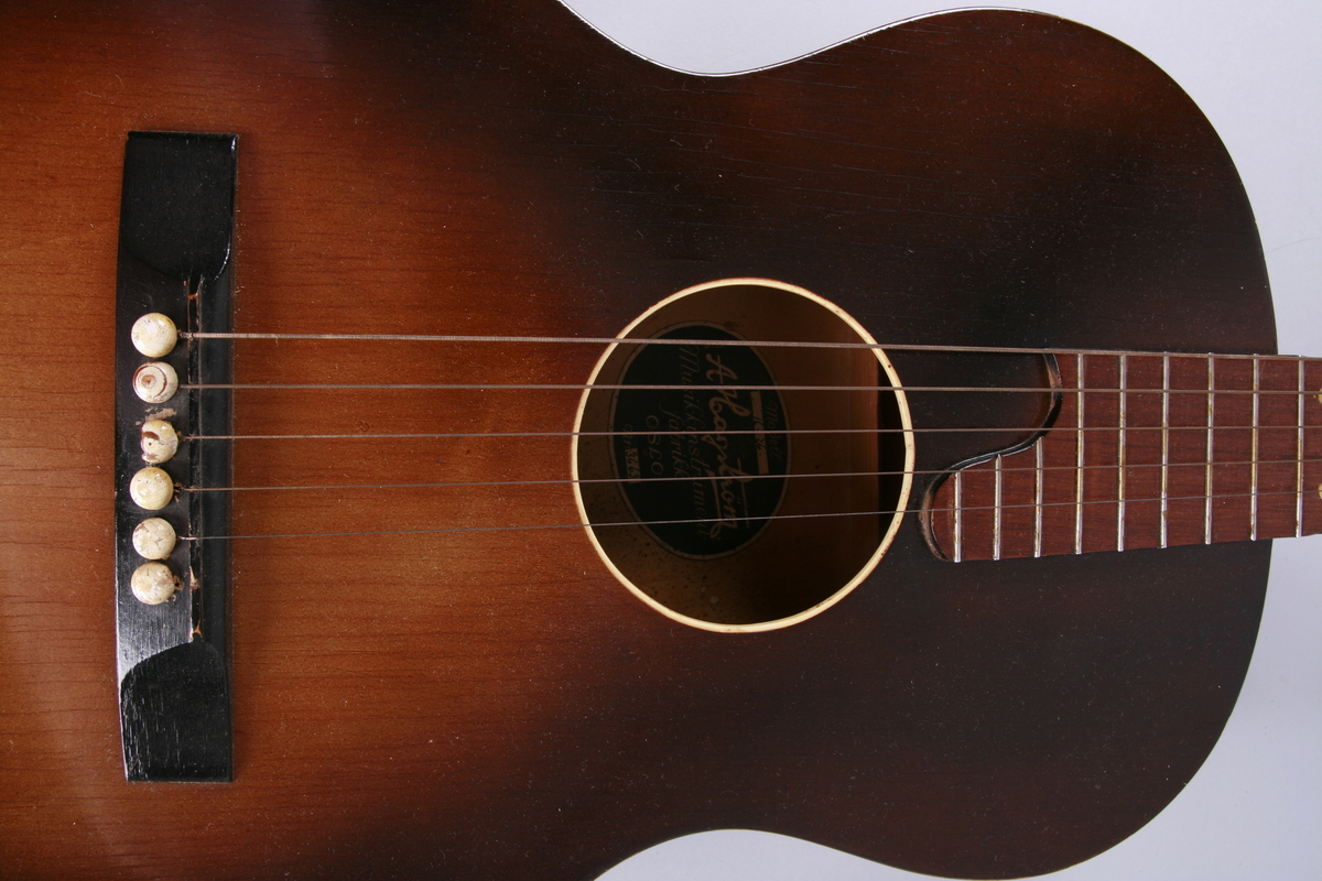 6-strenget akustisk gitar i mørk-farget tre.