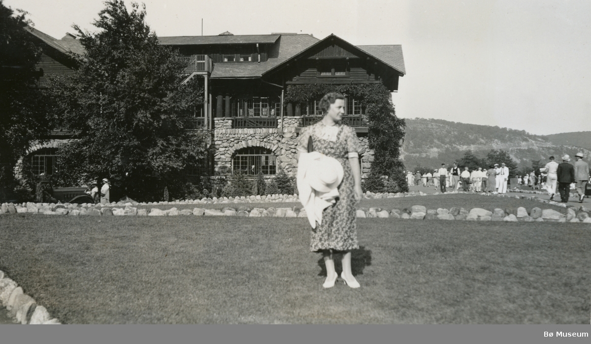 Mari Sv. Myhre i Bear Mountain juli 1936.  45 km frå New York