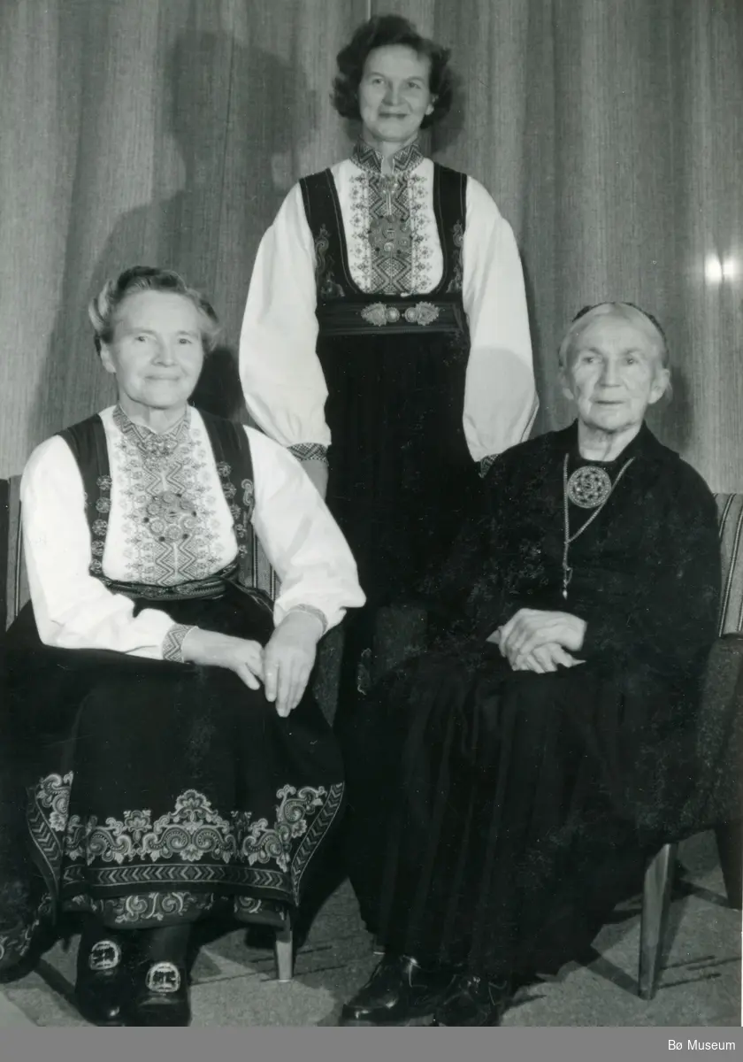 Ingebjørg Børte med jentene sine, Gunhild Aarnseth og Bergit Myhr.  Skogn, Trøndelag 1963