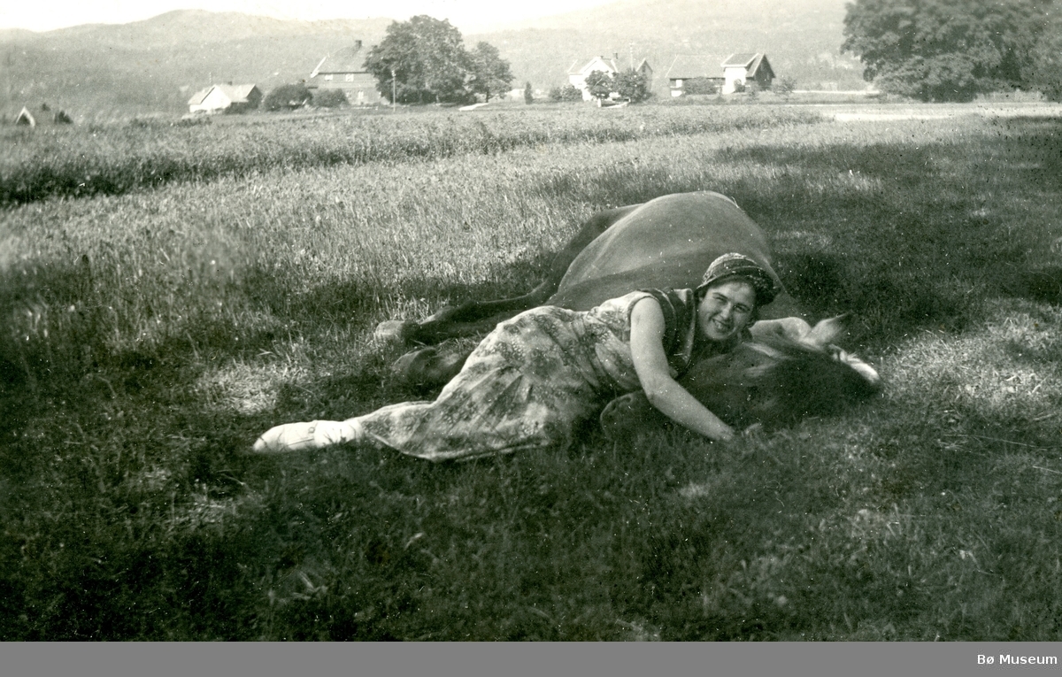 Gunhild Dale ute på jordet ved Frogner småbruksskole ca. 1927-1930