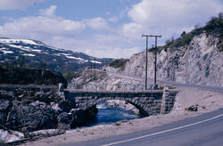 Eidfjord. Rv. 7 og gammel bro over Leirvatnet. Sysen