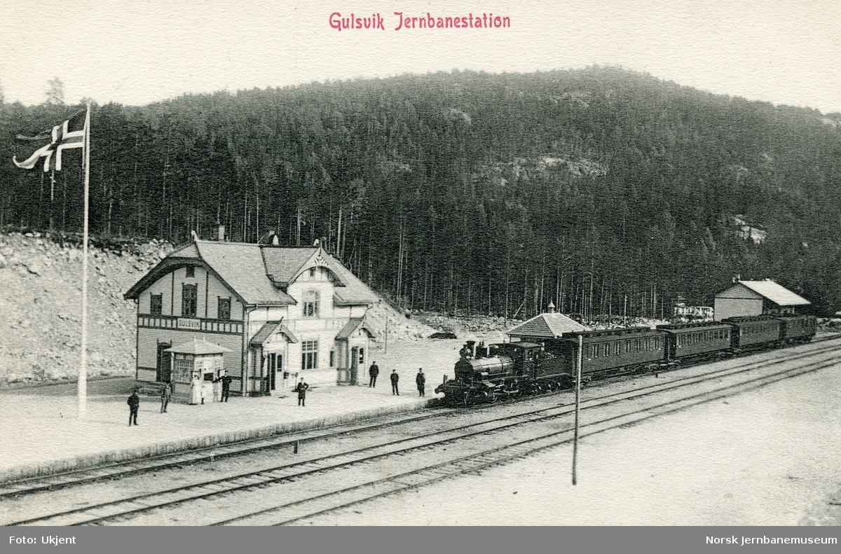 Damplokomotiv type 21a med persontog i spor 1 på Gulsvik stasjon
